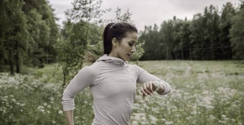 SUUNTO SPARTAN TRAINER WRIST HT GOLD - futás közben női kézen