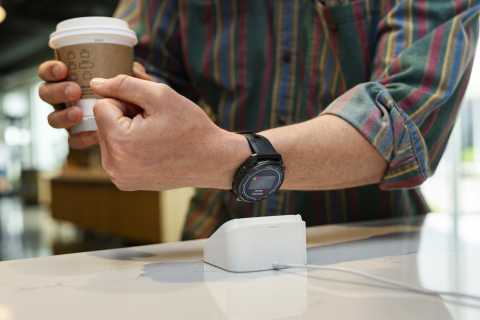 Garmin Pay™ érintésmentes fizetés
Ne kutass a kártyád vagy a telefonod után se a pénztárnál, sem a tömegközlekedésben — csak érintsd az órád a résztvevő szolgáltatókhoz.
