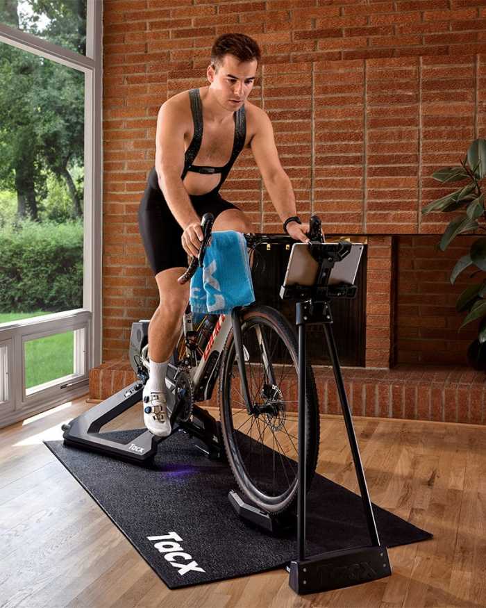 Beltéri edzőkerékpáron teker a sportoló, mellkasán garmin HRM 200 pulzusmérő