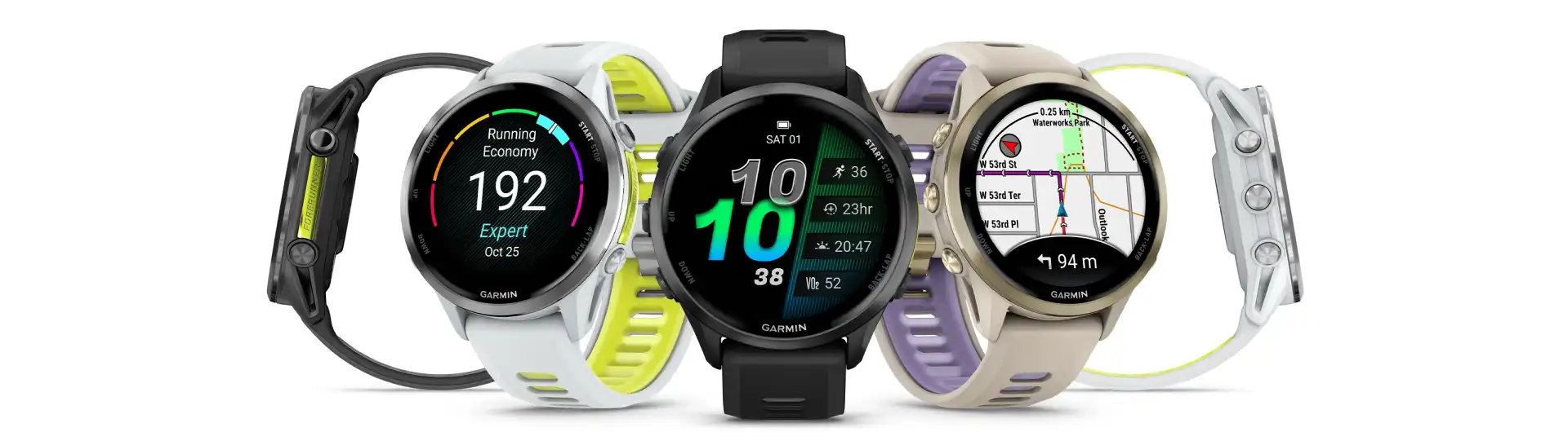 oldalról, srégen és szemből van fotózva a Forerunner 970: Carbon Gray, Whitestone és Soft Gold óra