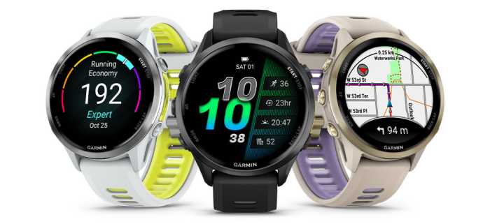 oldalról, srégen és szemből van fotózva a Forerunner 970: Carbon Gray, Whitestone és Soft Gold óra