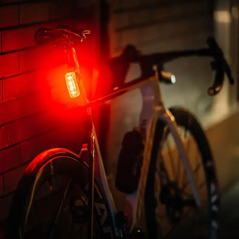 Ravemen TR250 hátsó lámpa automatikus kikapcsolása 2 perc mozdulatlanság után és bekapcsolása mozgás érzékelésekor