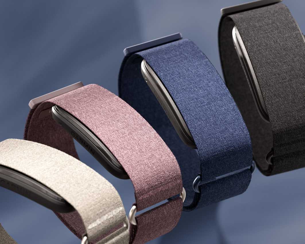Garmin okoskarkötők négy különböző színű szövet szíjjal egymás mellett, prémium kialakítással.