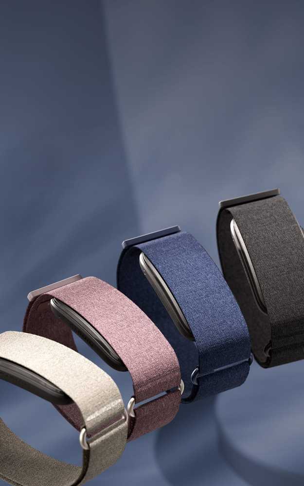Garmin okoskarkötők négy különböző színű szövet szíjjal egymás mellett, prémium kialakítással.
