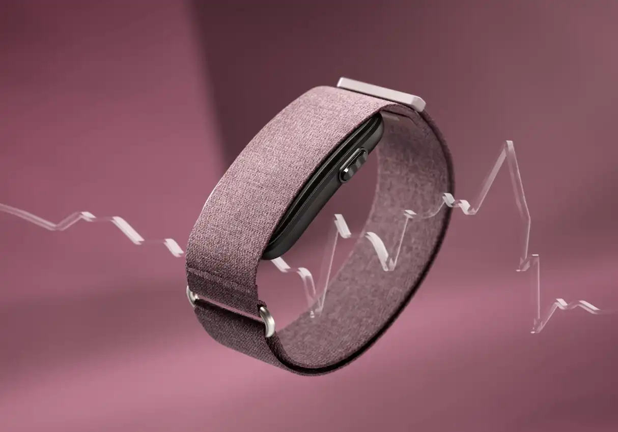 Garmin okoskarkötő prémium szövet szíjjal, amely folyamatos pulzus- és egészségfigyelést biztosít.