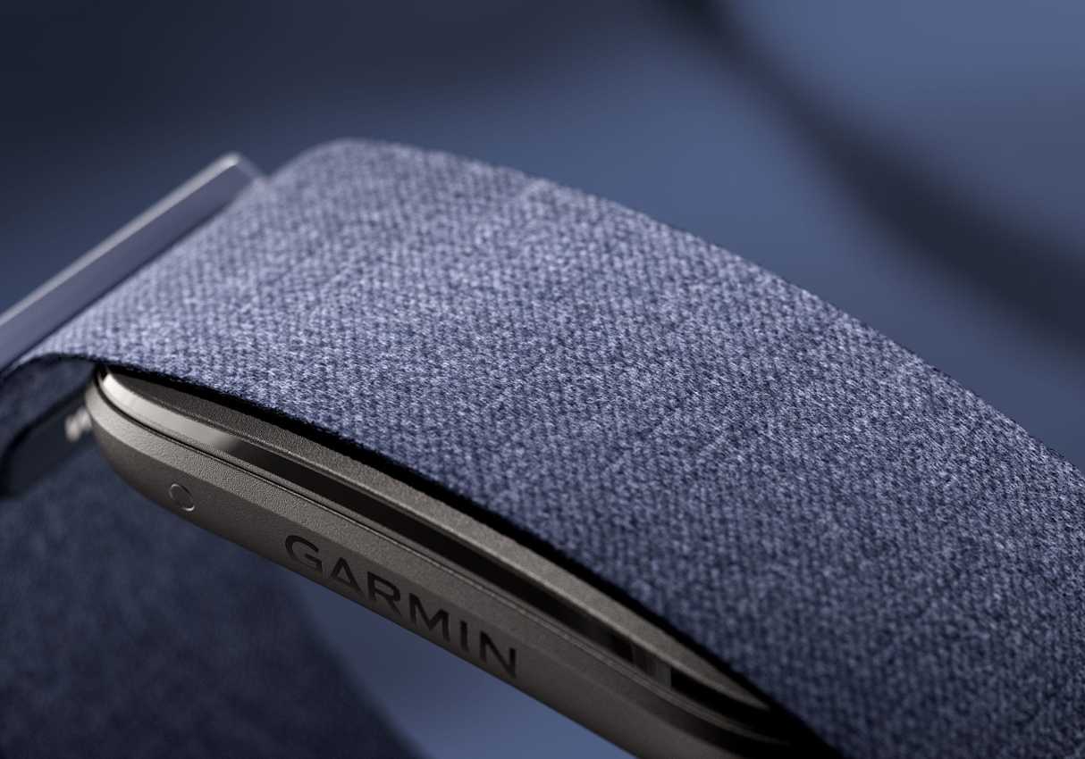 Garmin okoskarkötő kapitánykék (Navy Blue) prémium szövet szíjjal, közeli részlet a kényelmes egész napos viselethez.
