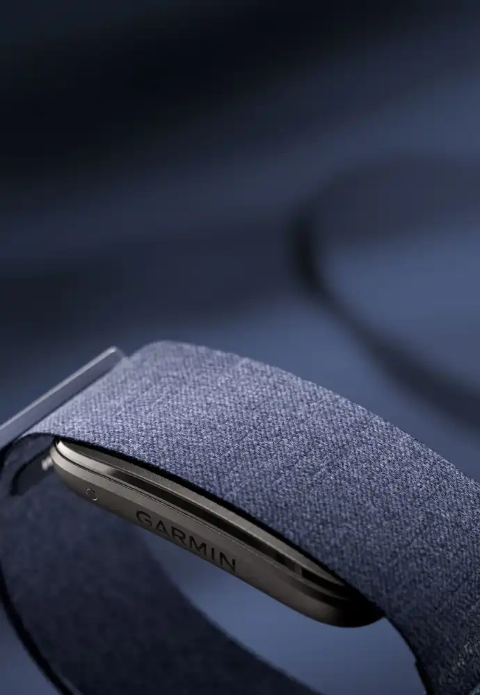 Garmin okoskarkötő kapitánykék (Navy Blue) prémium szövet szíjjal, közeli részlet a kényelmes egész napos viselethez.