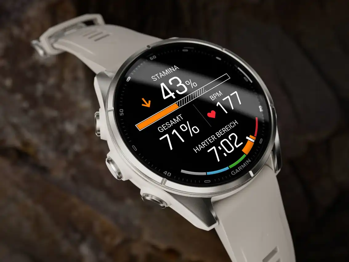 Narancssárga szíjas Garmin Fénix 9 pro okosóra színes AMOLED-kijelzővel.