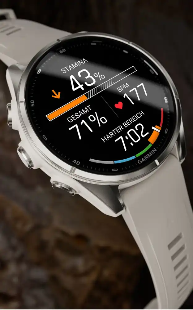 Narancssárga szíjas Garmin Fénix 9 pro okosóra színes AMOLED-kijelzővel.