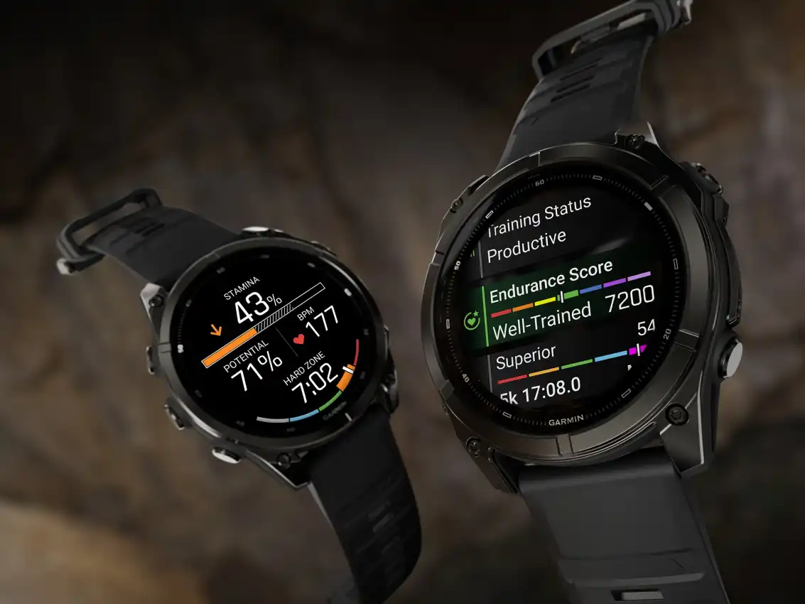 Narancssárga szíjas Garmin Fénix 9 pro okosóra színes AMOLED-kijelzővel.