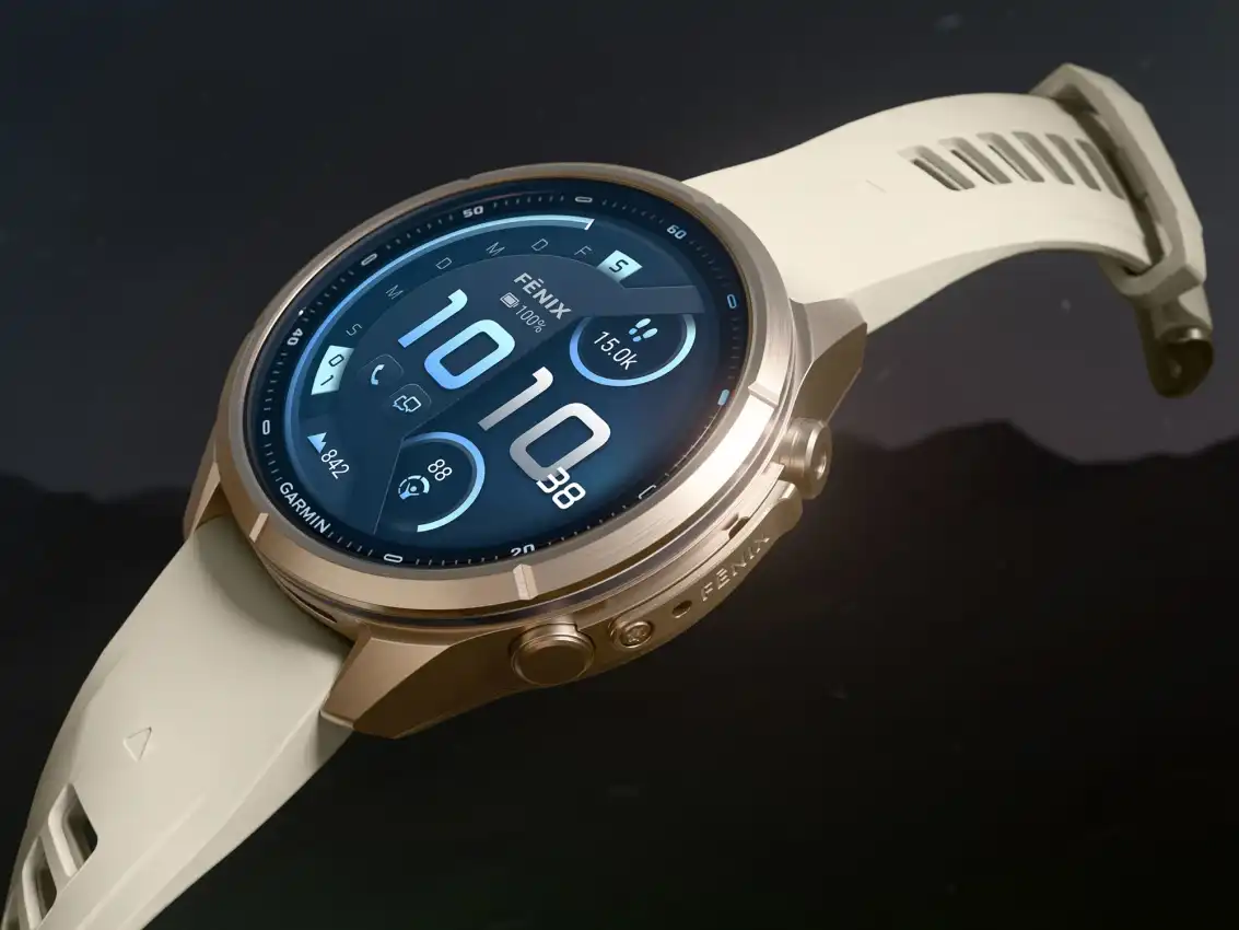 Narancssárga szíjas Garmin Fénix 9 pro okosóra színes AMOLED-kijelzővel.