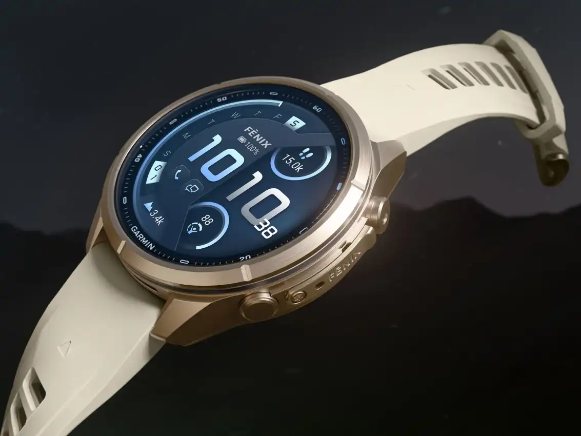 Narancssárga szíjas Garmin Fénix 9 pro okosóra színes AMOLED-kijelzővel.