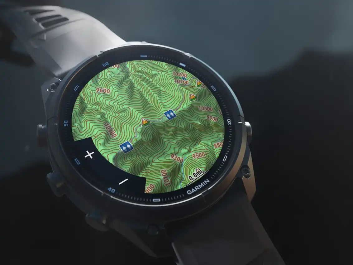 Garmin Fénix 9 rpo okosóra részletes topográfiai térképpel a kijelzőjén.