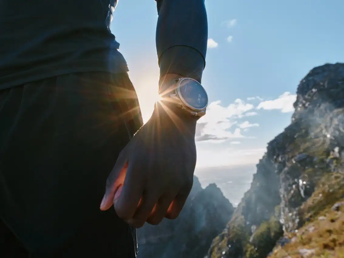 Garmin Fénix 9 rpo okosóra részletes topográfiai térképpel a kijelzőjén.