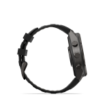 Méret: 51 × 51 × 15,8 mm · Tömeg: 99 g · AMOLED kijelző: 38,1 mm (1,5″), 466 × 466 pixel, akár 3000 nit fényerő · Memória: 64 GB · Üzemidő okosóra módban: akár 31 nap · Üzemidő GPS-használattal: akár 56 óra · 26 mm-es QuickFit óraszíj.