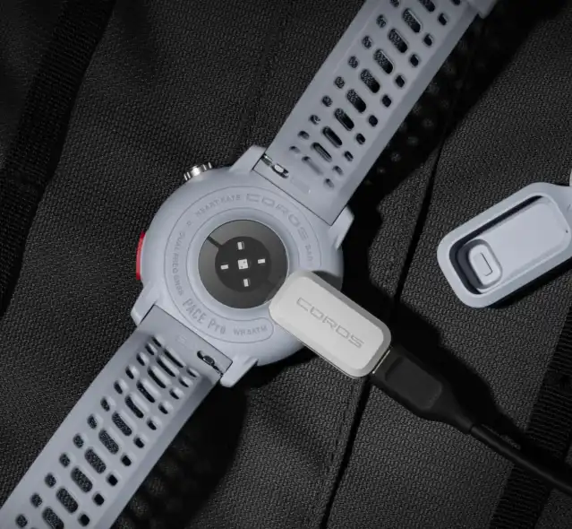 COROS USB-C A2 t&ouml;ltőadapter csatlakoztatva COROS &oacute;r&aacute;hoz