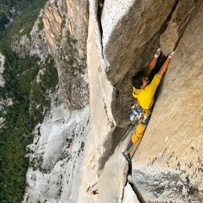 COROS Apex 4 multisport GPS óra sziklamászás közben extrém sziklafalon