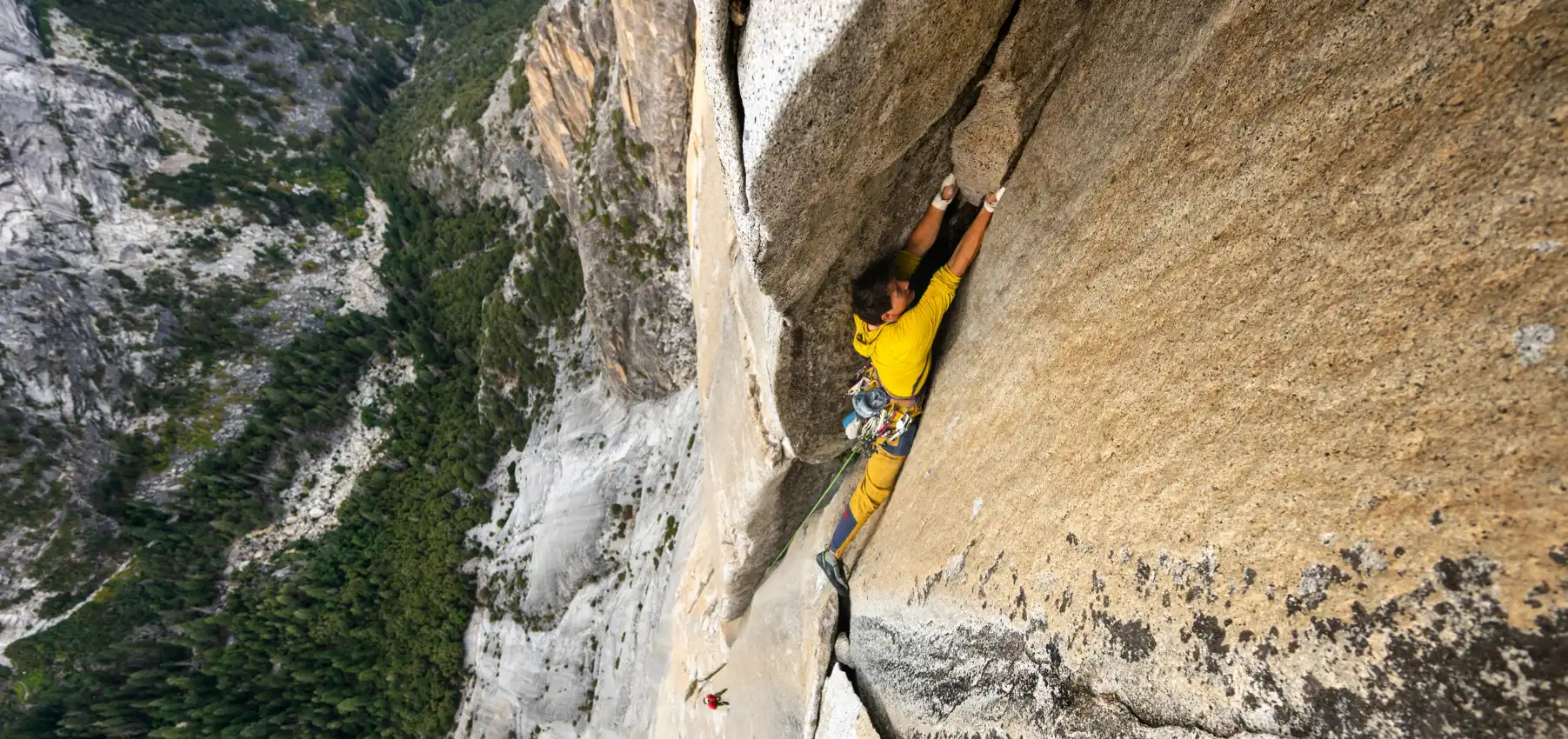 COROS Apex 4 multisport GPS óra sziklamászás közben extrém sziklafalon