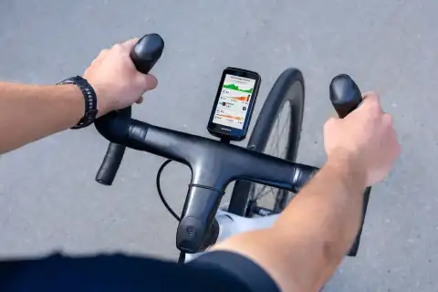 Garmin Edge 1060 – a következő emelkedők szintprofilja, meredeksége és a csoporttagok helyzete.