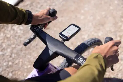Garmin Edge 1060 – üzenetváltás a kerékpáros társakkal, szöveges és hangüzenetekkel.
