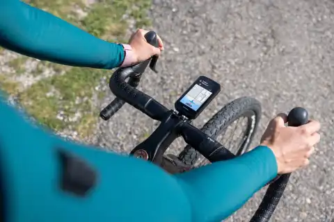 Garmin Edge 1060 – kátyúra figyelmeztetés a térképen, a jelzés megerősíthető vagy elutasítható.