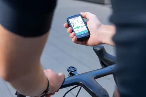 Garmin Edge 1060 kijelzőjén ellenőrzi a tervezett útvonalat, annak szintprofilját és adatait. A képernyő alján a helyzetmegosztás indítására szolgáló gomb látható.
