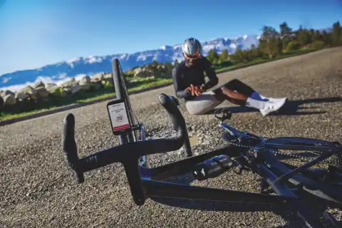 Garmin Edge 1060 – balesetészlelés után visszaszámlálás a vészhelyzeti értesítés elküldéséig, amely még megszakítható.