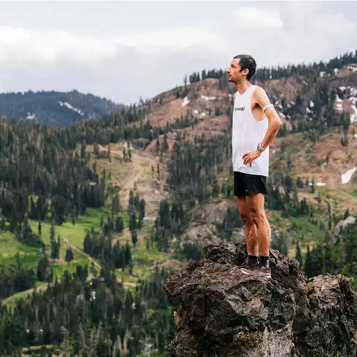 Kílian Jornet Burgada áll a sziklaszirten, kezén a Coros Apex 4