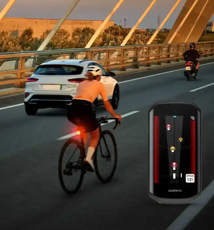 garmin Edge készüléken láthatod a mögötted közeledő forgalmat és helyzetét.
