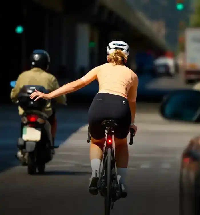 Garmin Varia™ RearVue 820 hátsó lámpa féklámpaként is üzemel