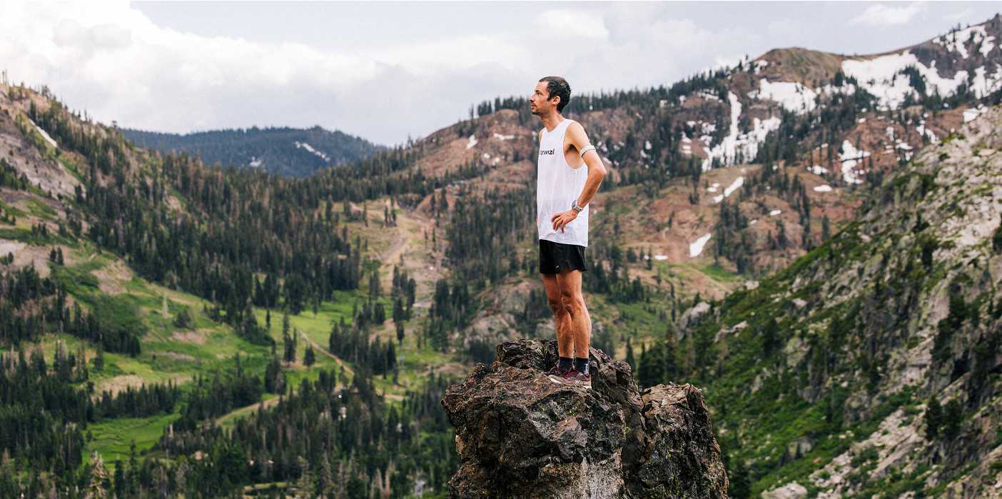 Kílian Jornet Burgada áll a sziklaszirten, kezén a Coros Apex 4