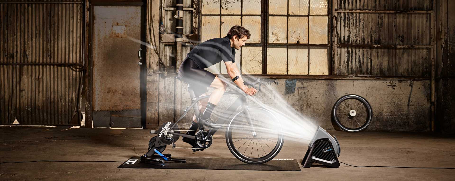 Wahoo Kickr Headwind örvényventillátor beltéri kerékpáros edzésen — erős, fókuszált légáram a görgőn edző kerékpáros felé